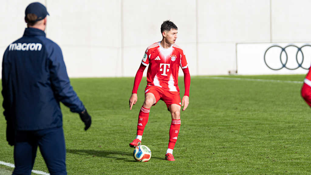 Filip Pavić führt den Ball.