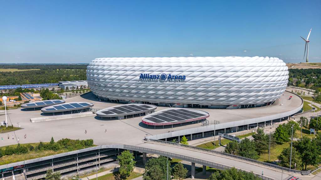 Luftaufnahme der Allianz Arena bei Tag