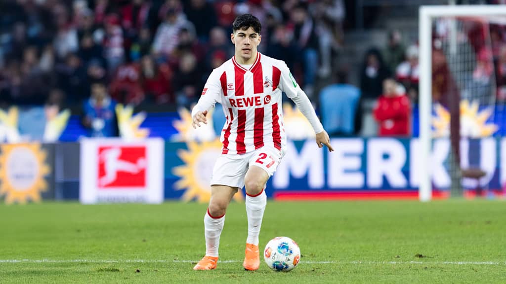 Felipe Chávez führt den Ball im Trikot des 1. FC Köln während des Spiels gegen RB Leipzig.