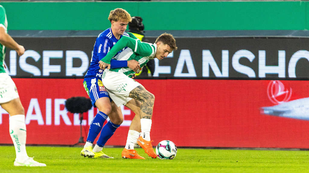 Maximilian Hennig führt einen Zweikampf mit Bendeguz Bolla.