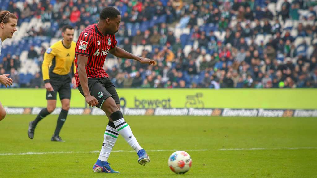 Noel Aseko Nkili bei einem Schussversuch.