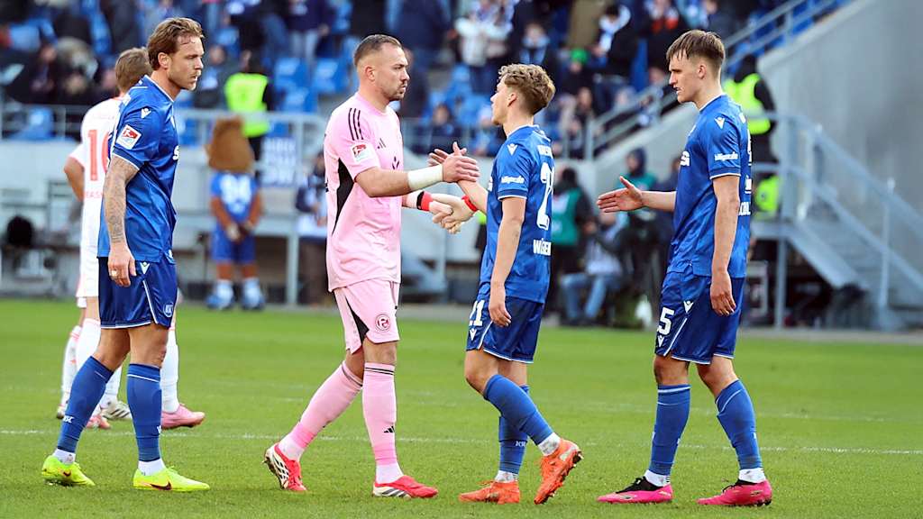 Paul Scholl (rechts) klatscht sich mit seinen Mitspielern ab.