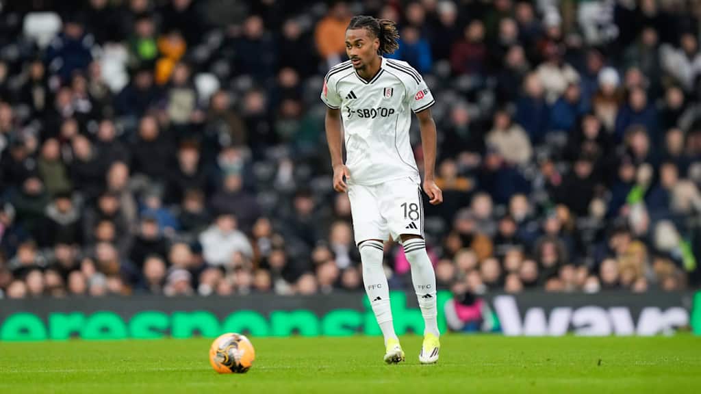 Jonah Kusi-Asare führt den Ball und trägt das Trikot des FC Fullham.