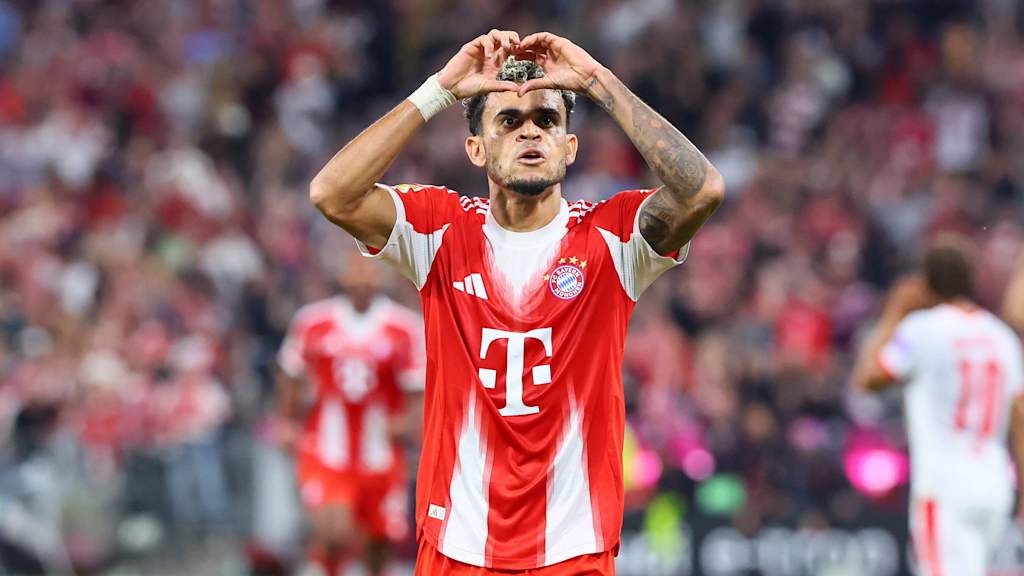 Luis Diaz formt mit seinen Händen ein Herz.