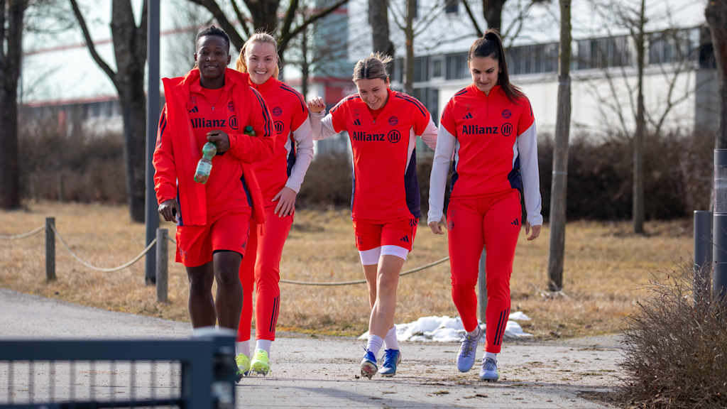 Amani, Viggósdóttir, Dunst und Damnjanović lächelnd auf dem Weg zum Training.