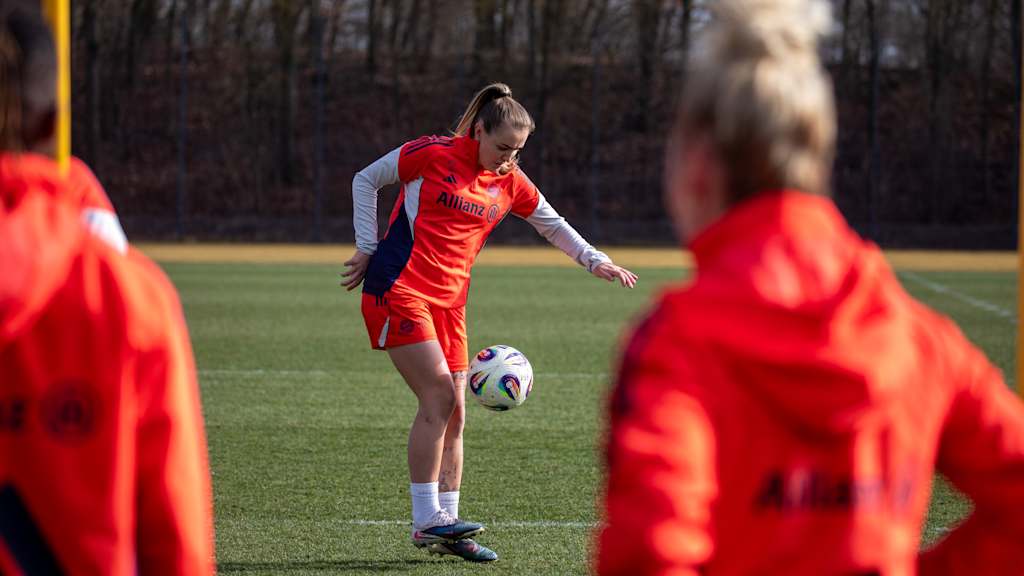 Georgia Stanway jongliert auf dem Trainingsplatz mit einem Ball.