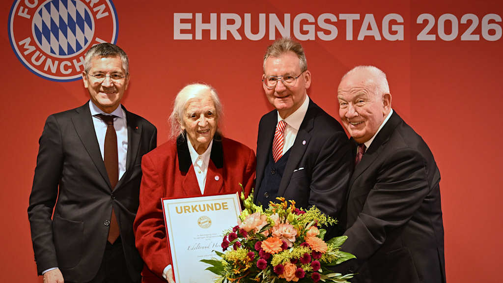 Herbert Hainer, Prof. Dr. Dieter Mayer und Walter Mennekes überreichen Edeltraud Heinisch eine Urkunde und einen Blumenstrauß