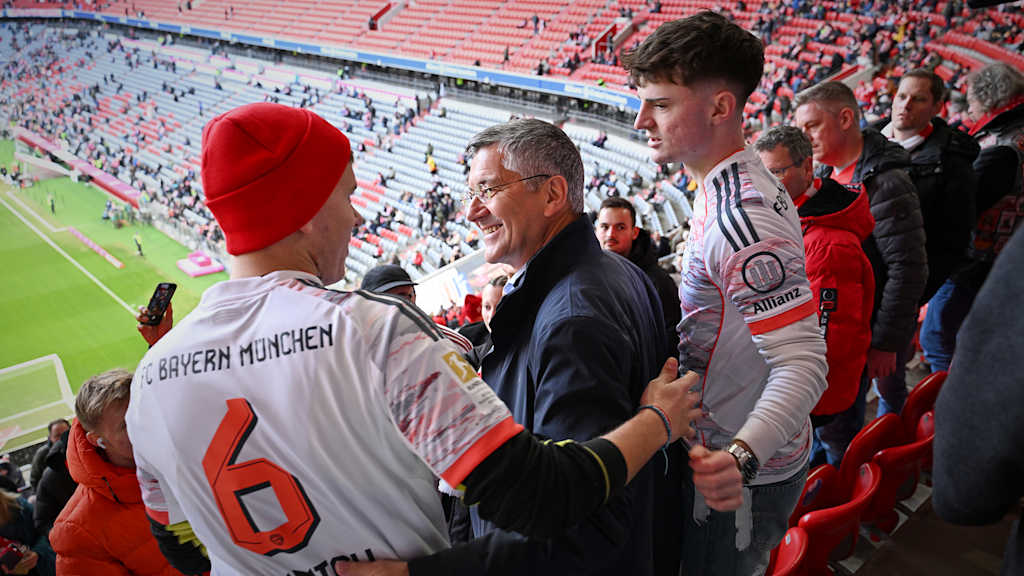 Herbert Hainer spricht mit Fans in der Allianz Arena