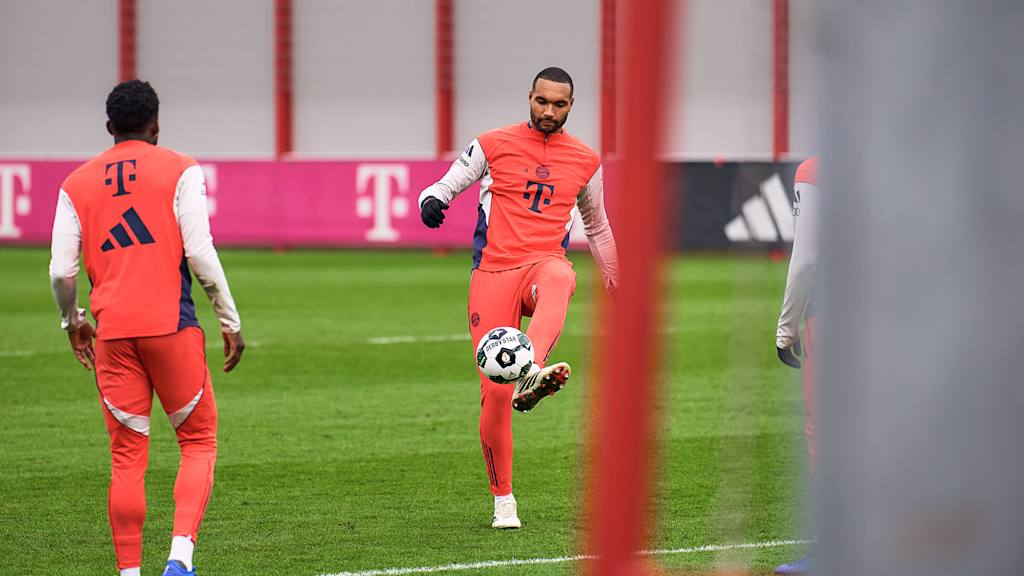 Jonathan Tah spielt im Training des FC Bayern einen Ball