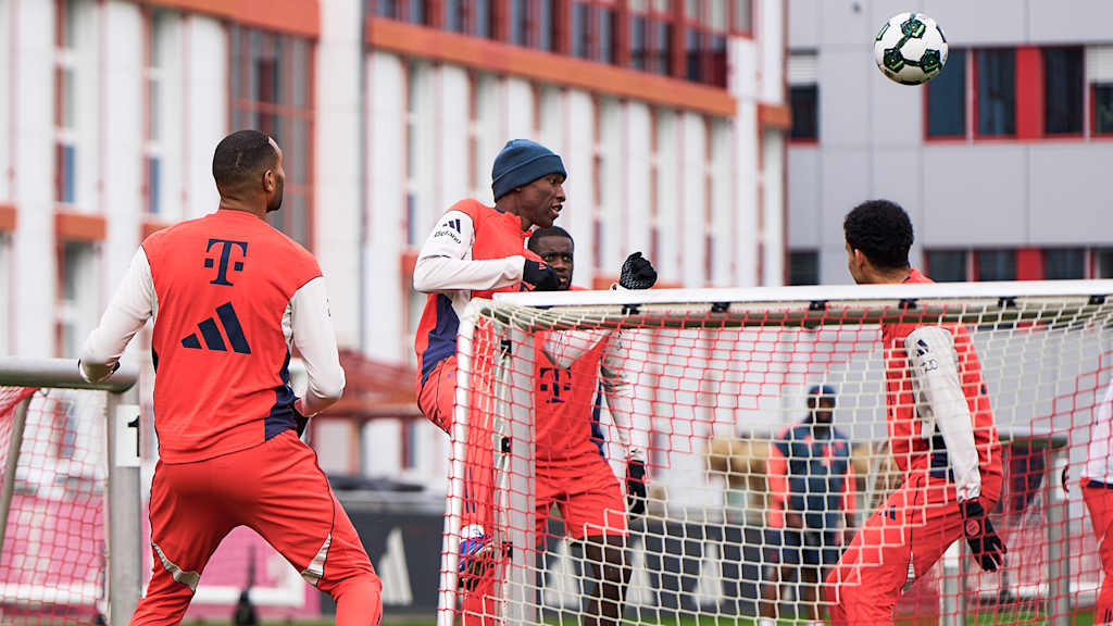 Nicolas Jackson schaut seinem Kopfball hinterher im Abschlusstraining des FC Bayern vor dem Pokalviertelfinale gegen RB Leipzig