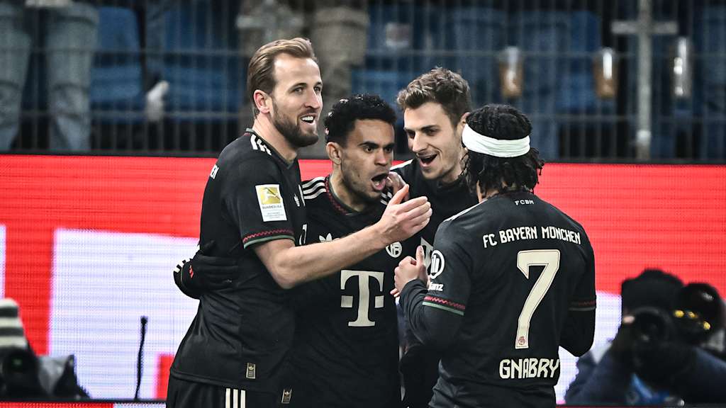 Harry Kane, Luis Díaz und Josip Stanišić jubeln während des Gastspiels des FC Bayern in der Bundesliga beim Hamburger SV