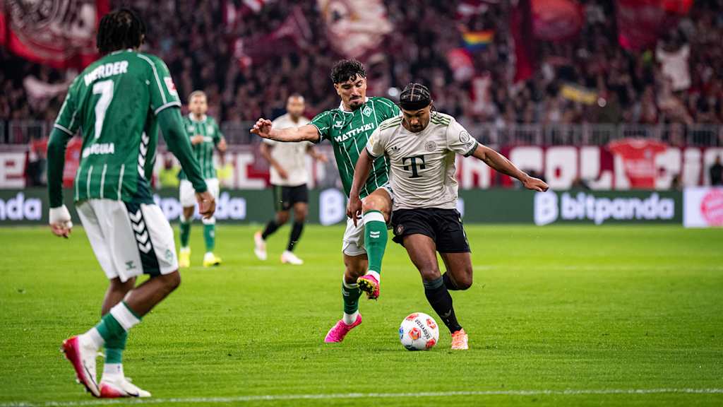Serge Gnabry dribbelt mit dem Ball im Bundesliga-Heimspiel des FC Bayern gegen den SV Werder Bremen.