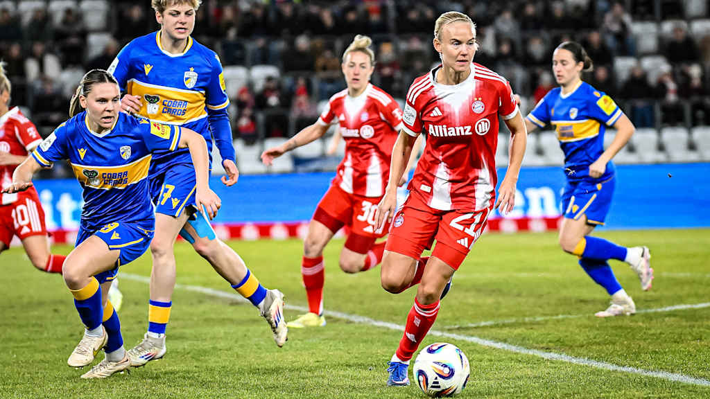Pernille Harder mit Ball am Fuß während des Gastspiels der FC Bayern Frauen in der Google Pixel Frauen-Bundesliga beim FC Carl Zeiss Jena