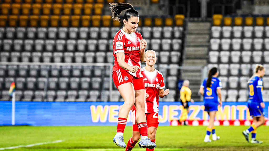 Jovana Damnjanović springt jubelnd in die Luft und ballt eine Faust während des Gastspiels der FC Bayern Frauen in der Google Pixel Frauen-Bundesliga beim FC Carl Zeiss Jena