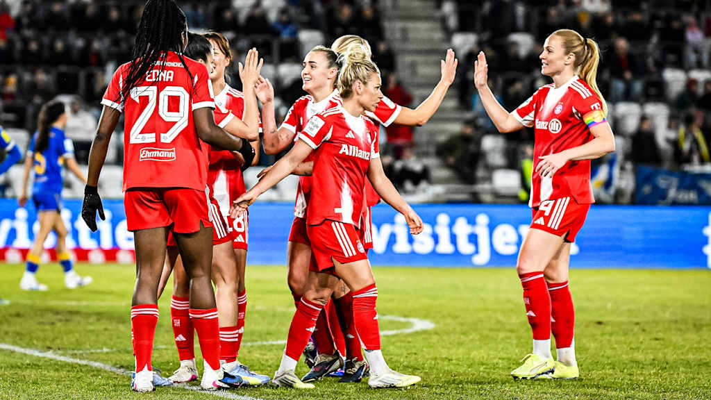 Linda Dallmann, Georgia Stanway, Edna Imade und Co. jubeln zusammen während des Gastspiels der FC Bayern Frauen in der Google Pixel Frauen-Bundesliga beim FC Carl Zeiss Jena