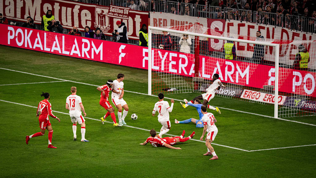 Harry Kane in Rot im DFB-Pokal-Viertelfinale gegen RB Leipzig.