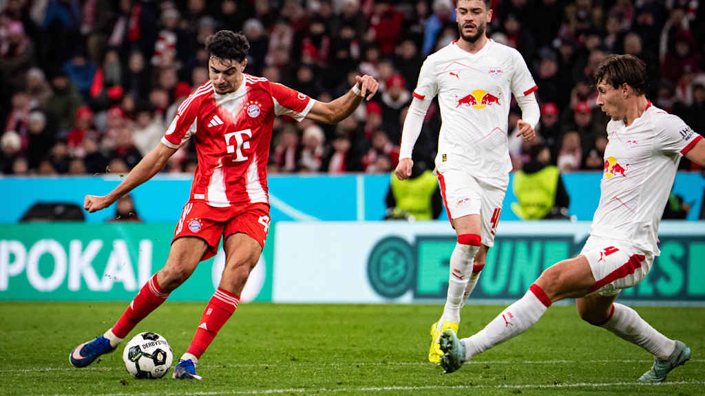 Aleksandar Pavlović in Rot im DFB-Pokal-Viertelfinale gegen RB Leipzig.