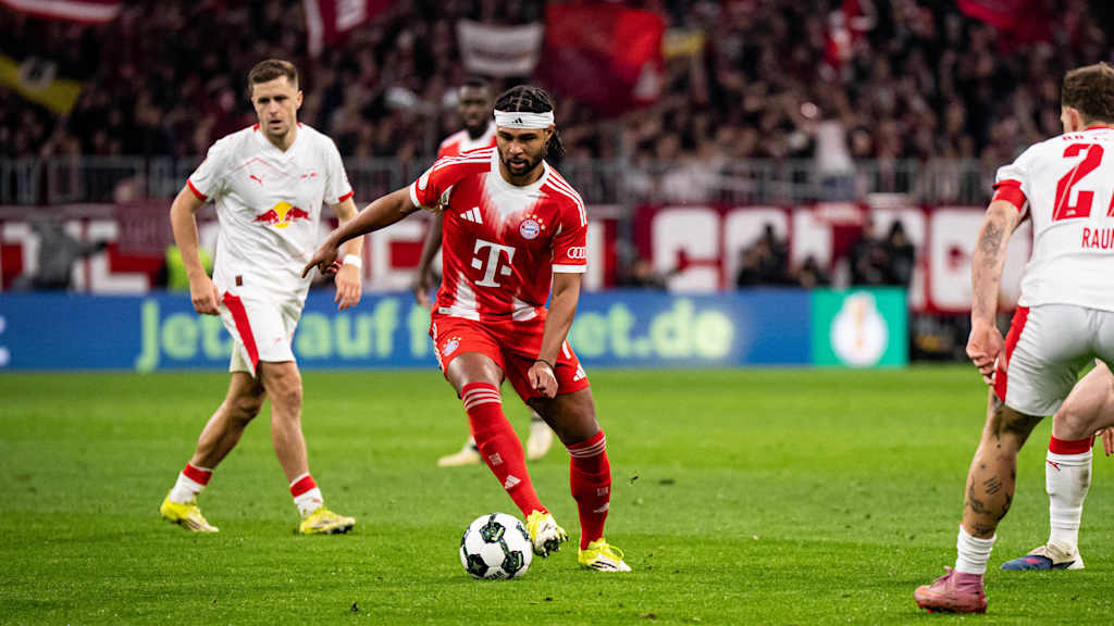 Serge Gnabry in Rot im DFB-Pokal-Viertelfinale gegen RB Leipzig.
