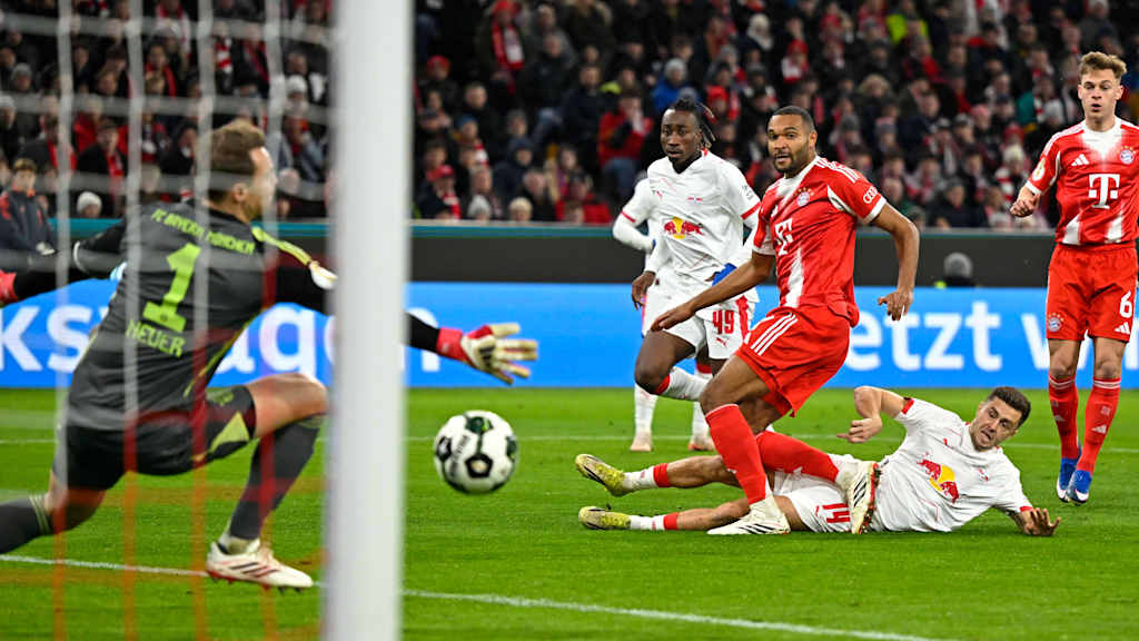 Jonathan Tah in Rot im DFB-Pokal-Viertelfinale gegen RB Leipzig.