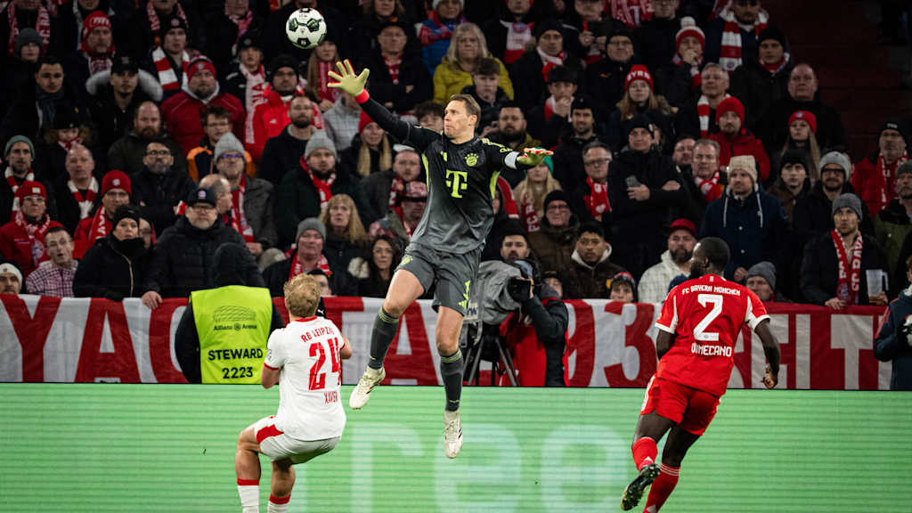 Manuel Neuer in Schwarz im DFB-Pokal-Viertelfinale gegen RB Leipzig.