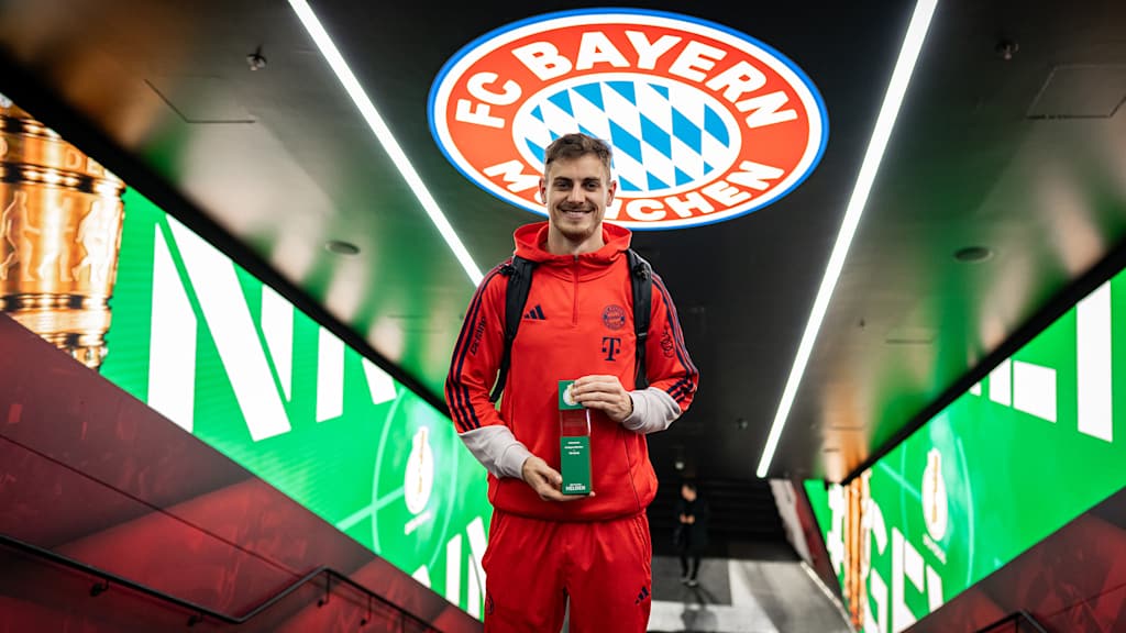 Josip Stanisic mit der Man of the Match Trophäe nach dem Spiel gegen Leipzig im Spielertunnel der Allianz Arena
