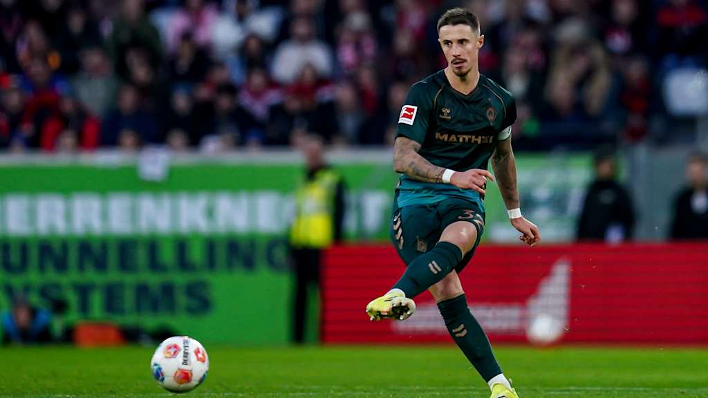 Marco Friedl passt den Ball in einem Spiel des SV Werder Bremen.