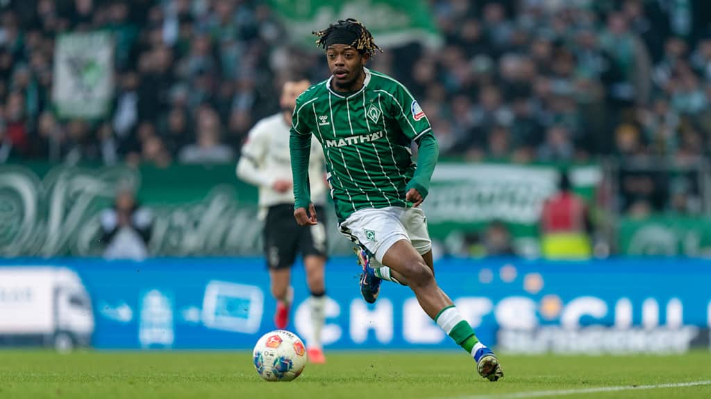 Samuel Mbangula dribbelt mit dem Ball in einem Spiel des SV Werder Bremen.
