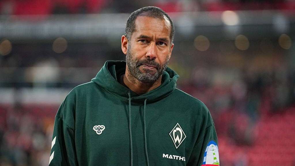 Daniel Thioune steht vor einem Spiel des SV Werder Bremen an der Seitenlinie.