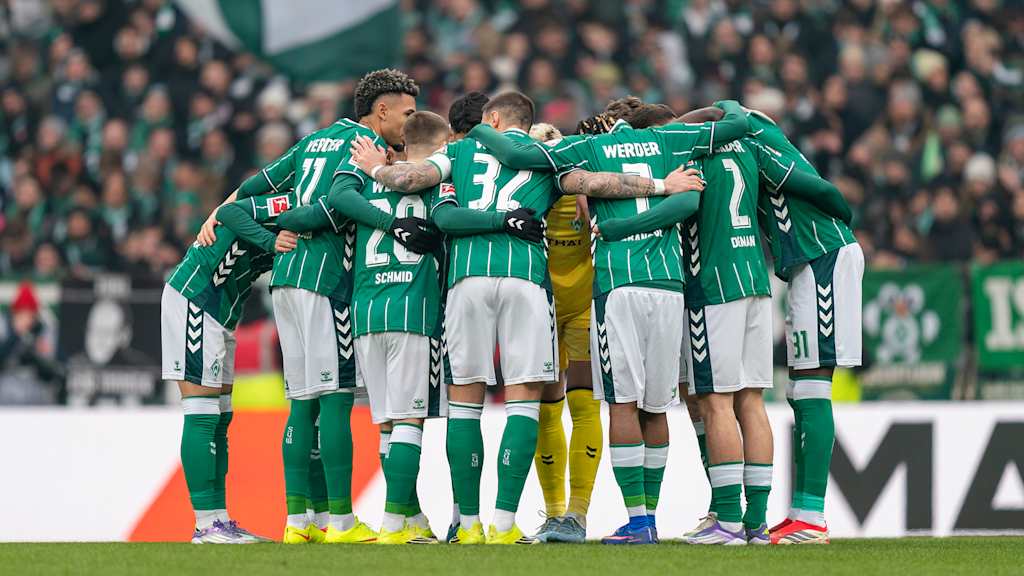 Das Team des SV Werder Bremen formiert einen Kreis vor einem Bundesliga-Spiel.