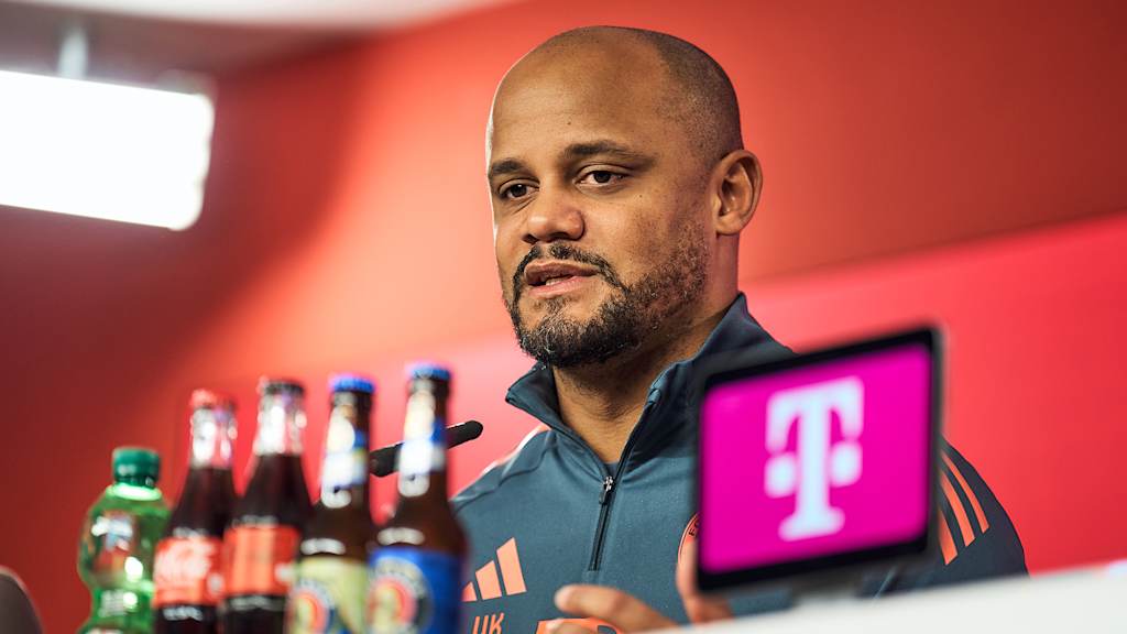 Vincent Kompany spricht im Pressetalk vor dem Bundesliga-Spiel bei Werder Bremen