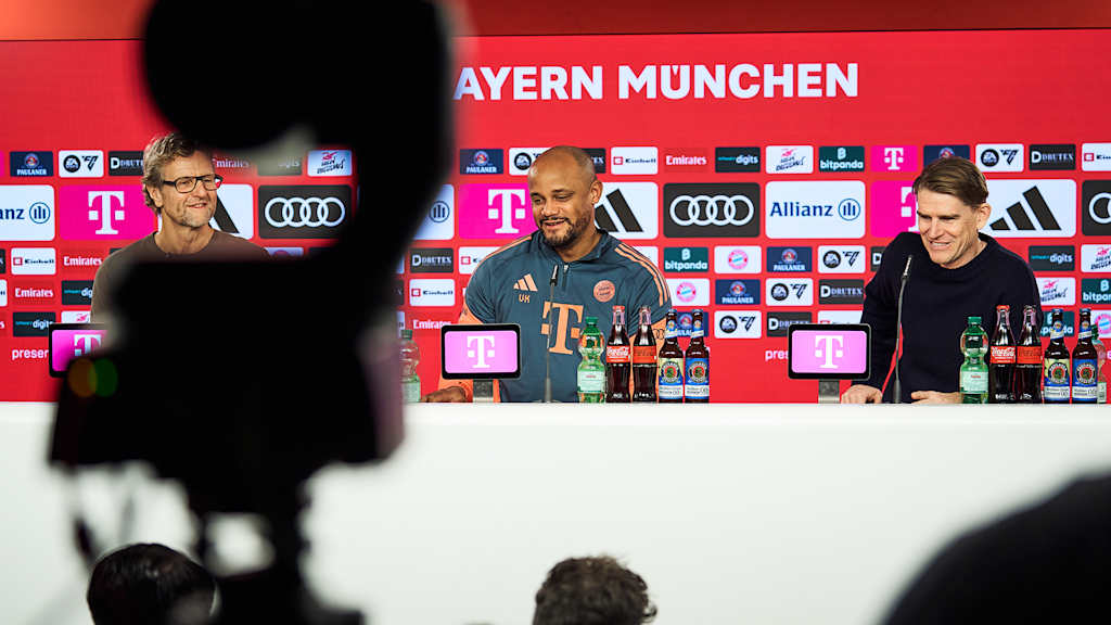Vincent Kompany y Max Eberl en la rueda de prensa del FC Bayern sobre el partido en casa contra el Hoffenheim.