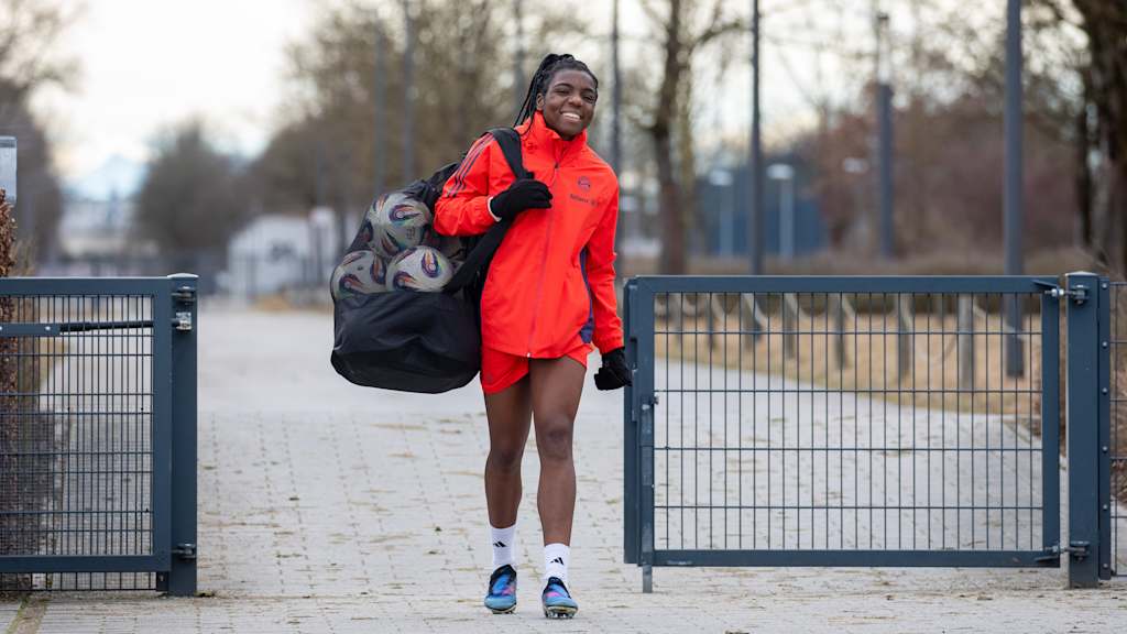 Edna Imade lächelt in die Kamera vor einer Trainingseinheit.
