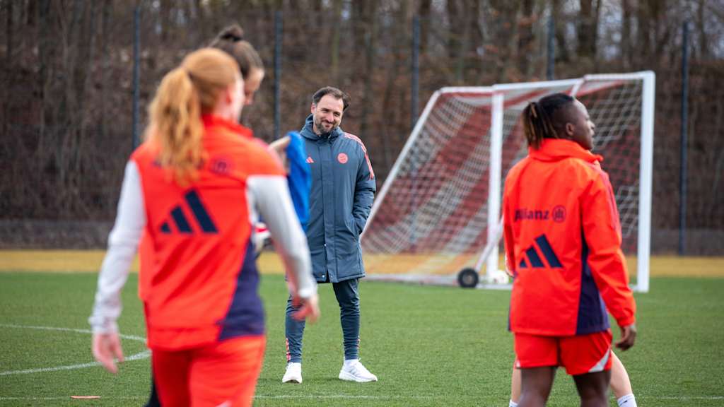 José Barcala freut sich während des Trainings der FC Bayern Frauen.