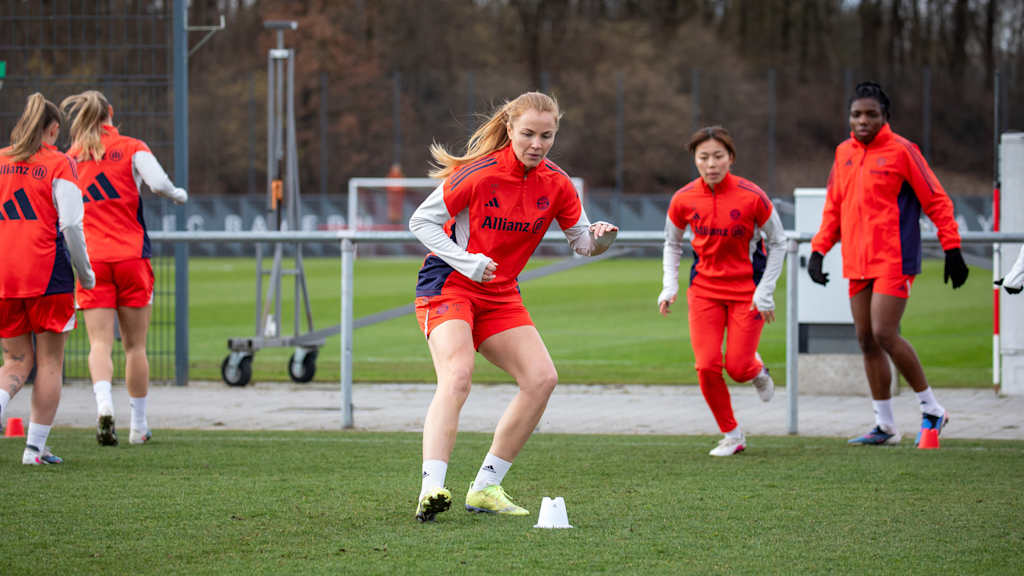 Glódís Perla Viggósdóttir bei einer Aufwärmübung.