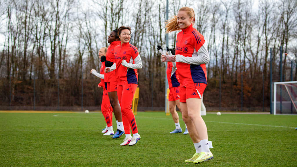 Momoko Tanikawa und Glódís Viggósdóttir beim Warm-Up.