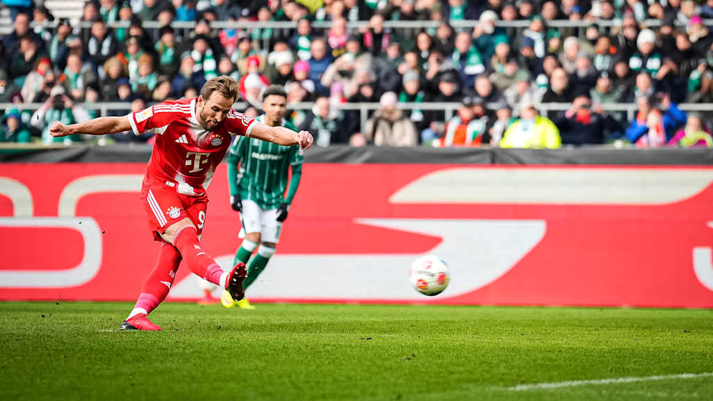 Harry Kane erzielt das 1:0 per Elfmeter im Bundesliga-Spiel des FC Bayern in Bremen