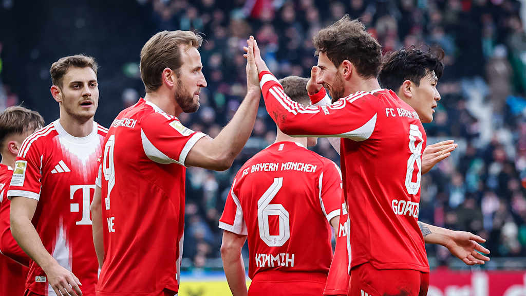 Harry Kane und Leon Goretzka klatschen ab während des Bundesliga-Gastspiels des FC Bayern beim SV Werder Bremen