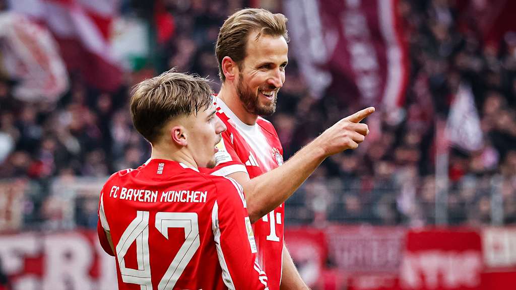 Harry Kane und Lennart Karl jubeln während des Bundesliga-Gastspiels des FC Bayern beim SV Werder Bremen
