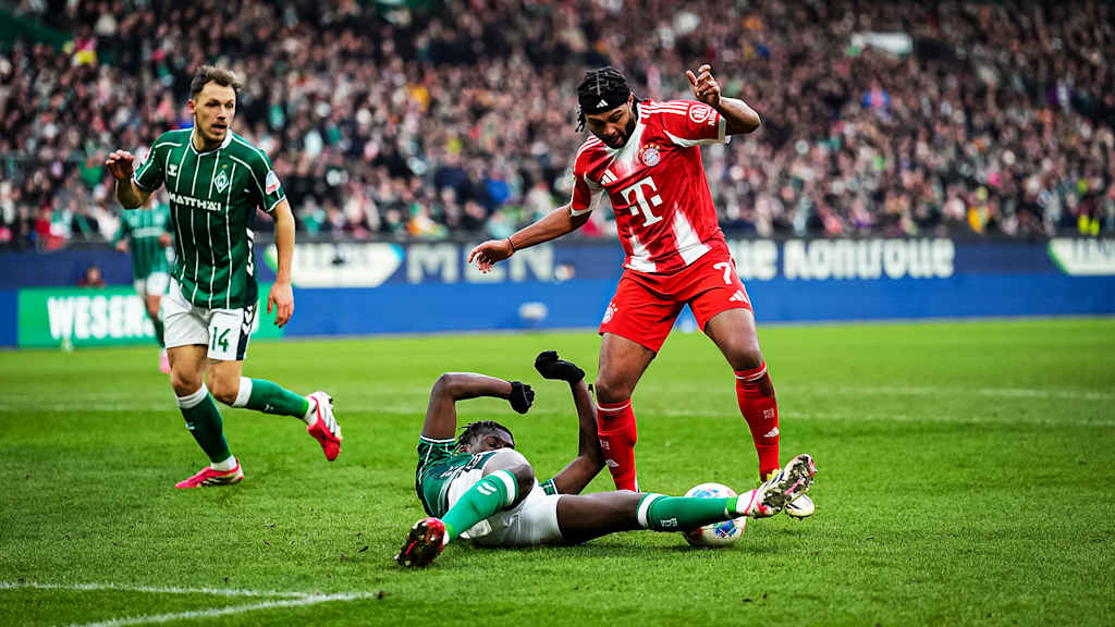 Serge Gnabry mit Ball am Fuß während des Bundesliga-Gastspiels des FC Bayern beim SV Werder Bremen