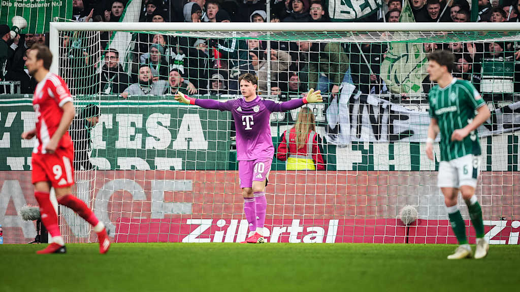 Jonas Urbig während des Bundesliga-Gastspiels des FC Bayern beim SV Werder Bremen