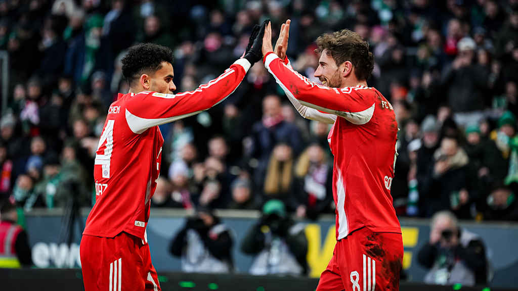 Luis Díaz und Leon Goretzka klatschen ab während des Bundesliga-Gastspiels des FC Bayern beim SV Werder Bremen