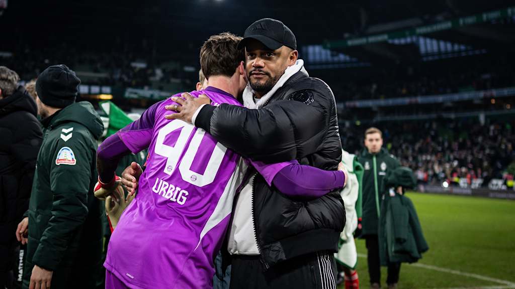 Vincent Kompany umarmt Jonas Urbig nach dem Auswärtssieg des FC Bayern beim SV Werder Bremen