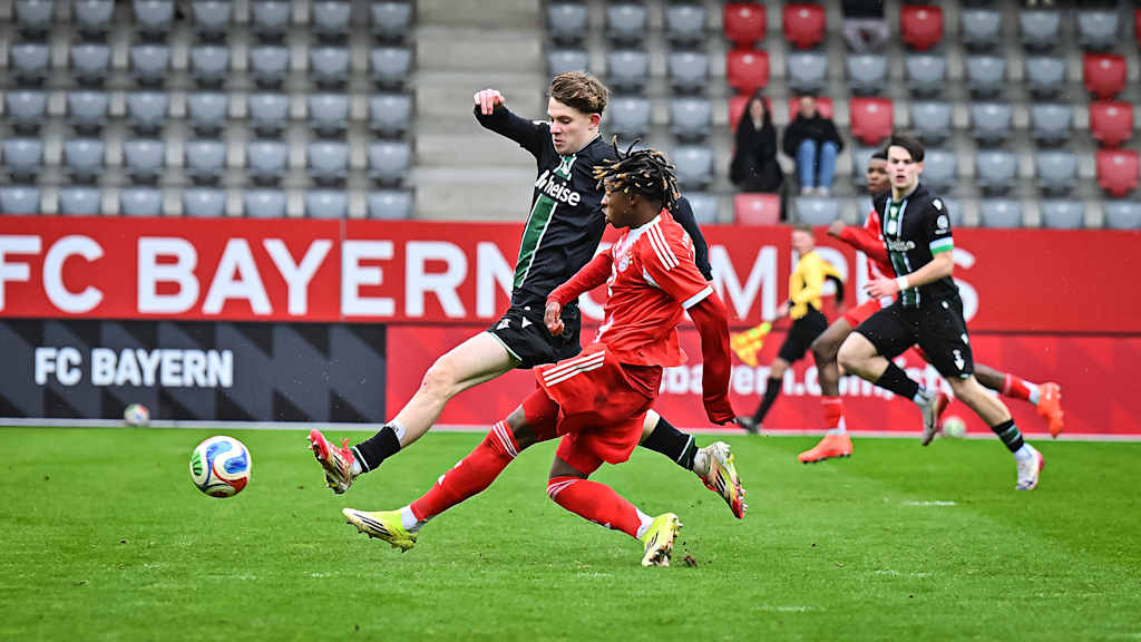 Spielszene aus dem Heimspiel der FC Bayern U19 in der Hauptrunde der U19-DFB-Nachwuchsliga gegen Hannover 96.