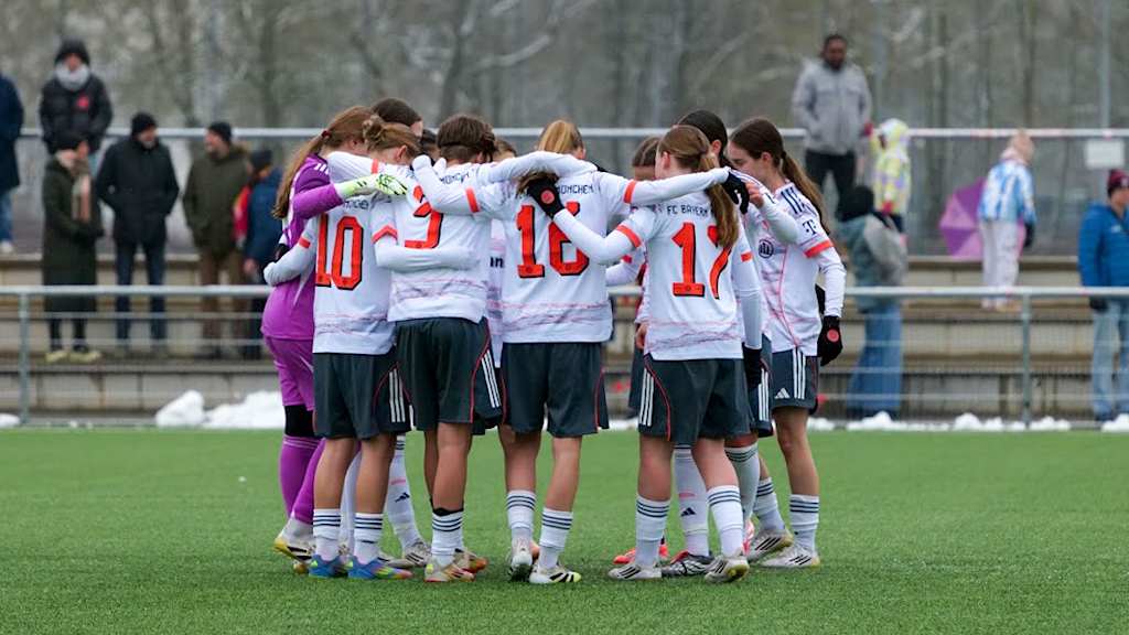 Die U15-Juniorinnen der FCB-Frauen stehen im Kreis zusammen.