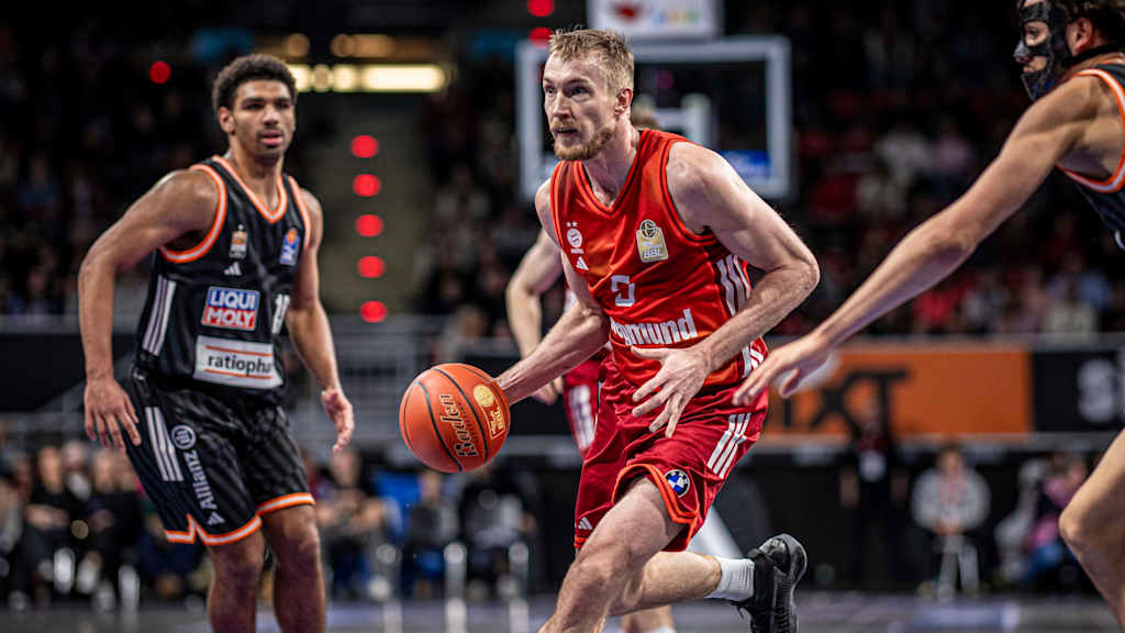 Niels Giffey Dribbling