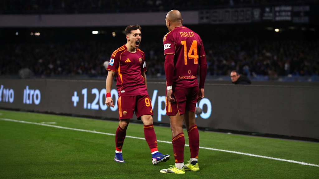 Bryan Zaragoza jubelt gemeinsam mit Donyell Malen.