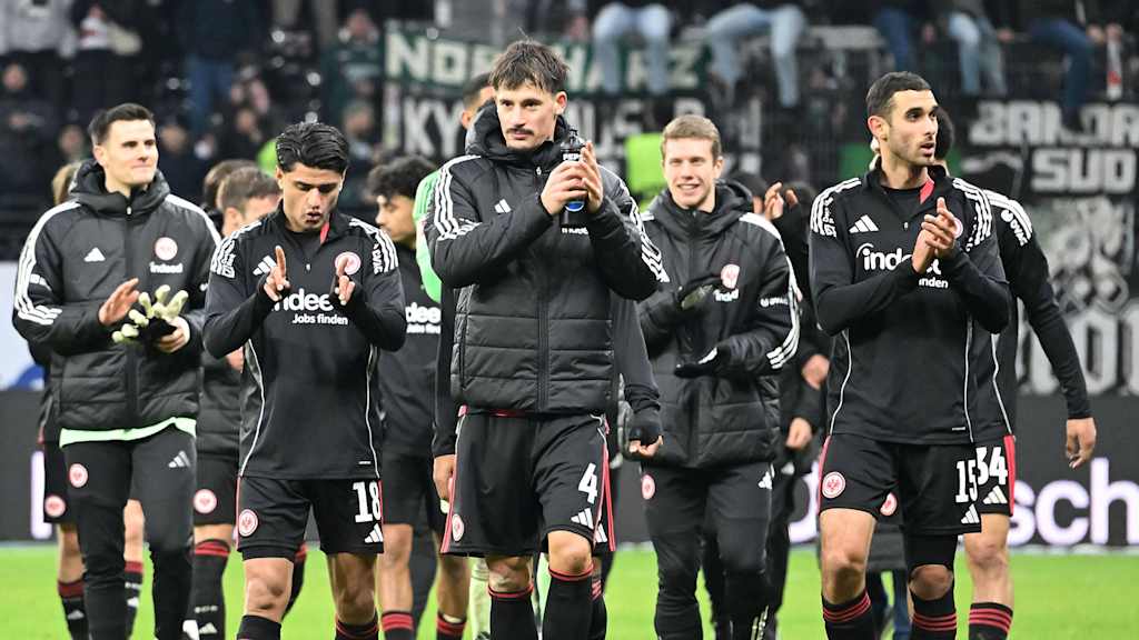 Los jugadores del Eintracht Frankfurt aplauden tras su victoria ante el Gladbach