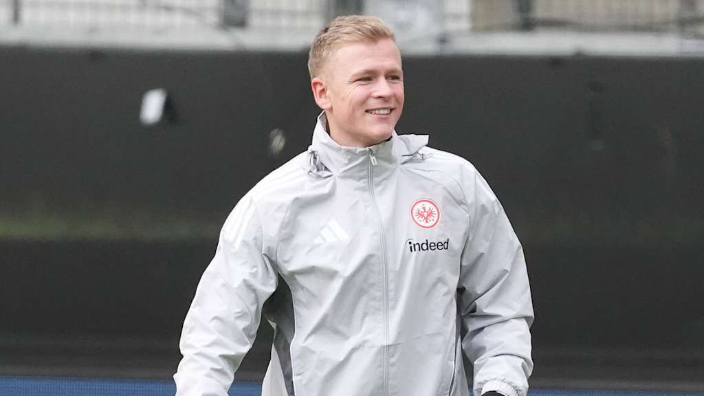 Jonathan Burkardt lacht im Training von Eintracht Frankfurt