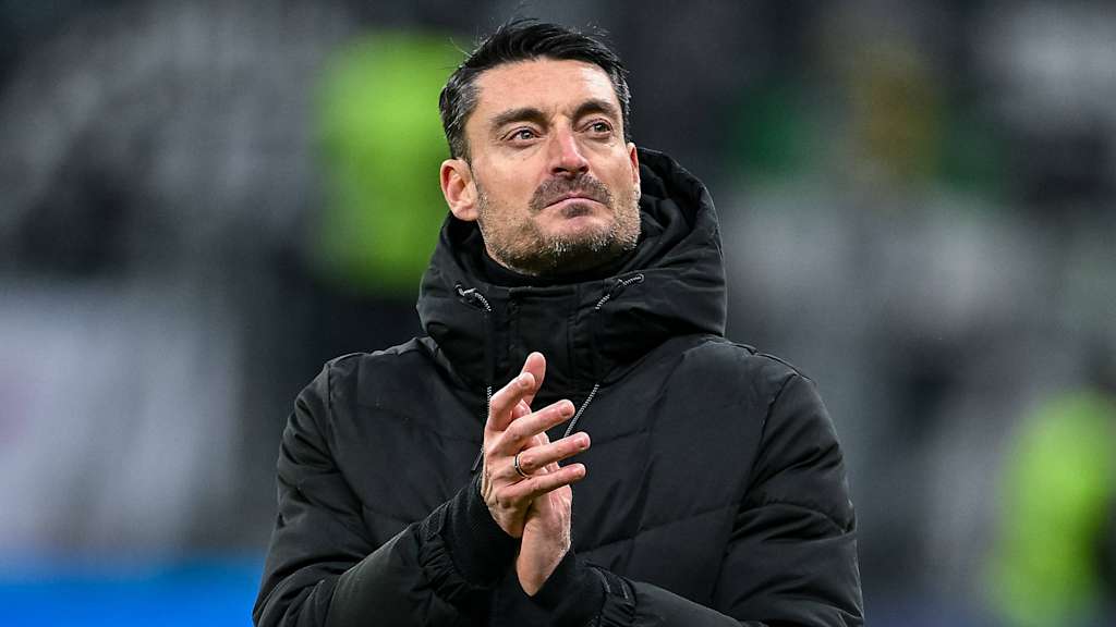 Albert Riera klatscht nach dem Spiel gegen Gladbach