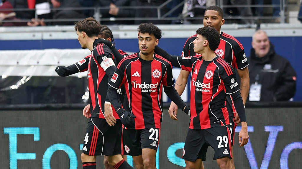 Spieler von Eintracht Frankfurt jubeln nach einem Tor gegen Gladbach